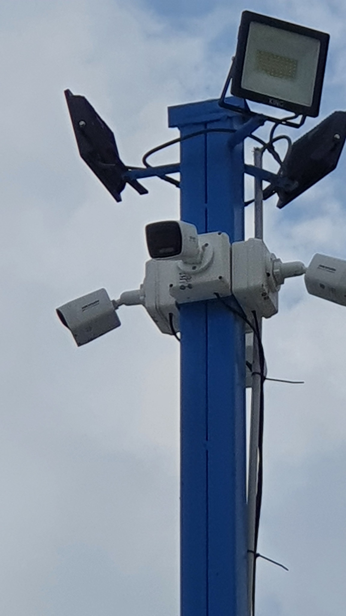 CCTV exterior en poste con cuatro cámaras
