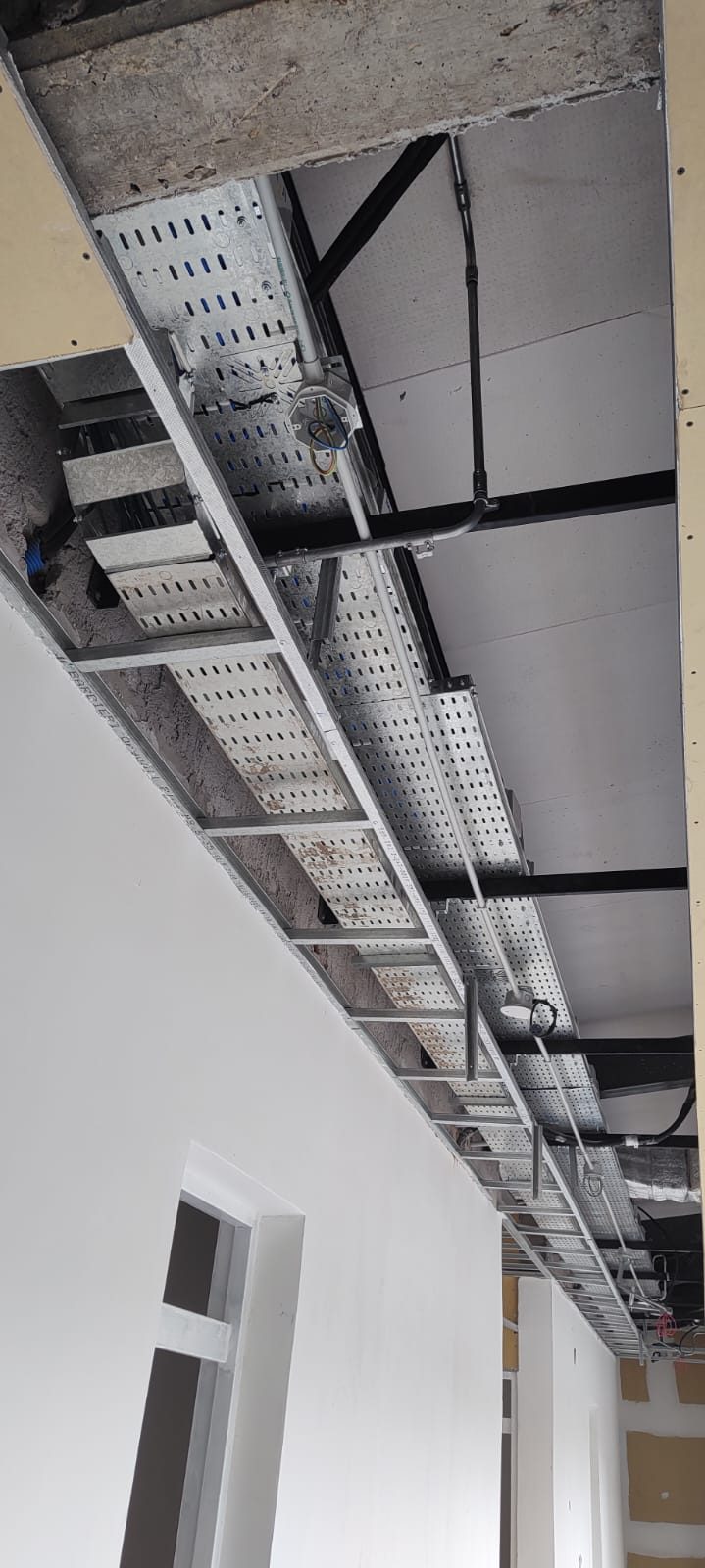 Bandejas y cañerías metálicas para infraestructura eléctrica